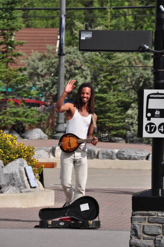Artista de rua na cidade de Banff, em Alberta, no Canadá